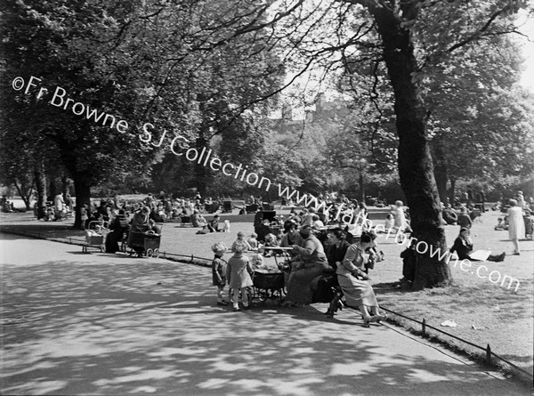 ST STEPHEN'S GREEN WITH PRAMS